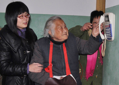 居家養老一鍵通電話服務 便捷關愛，守護老年居民幸福晚年